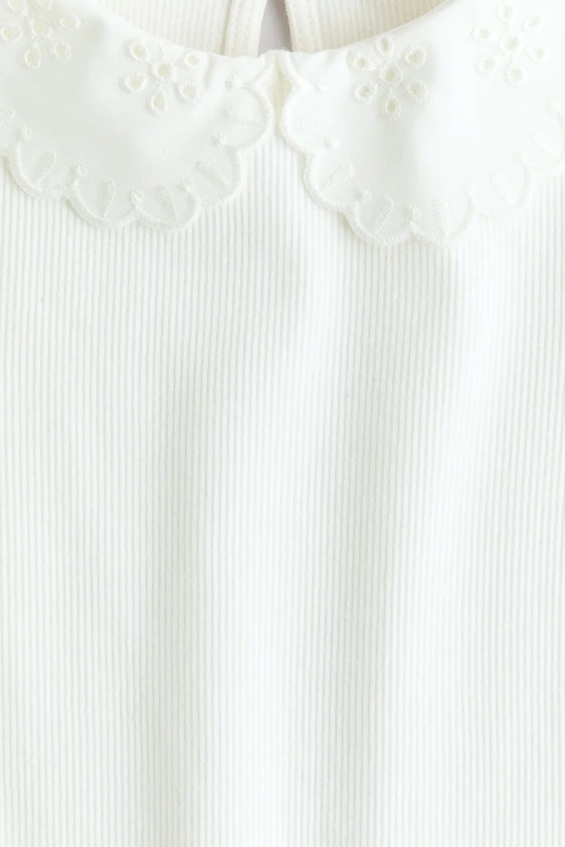 اتش اند ام بلوزة مرنة بقبة عالية